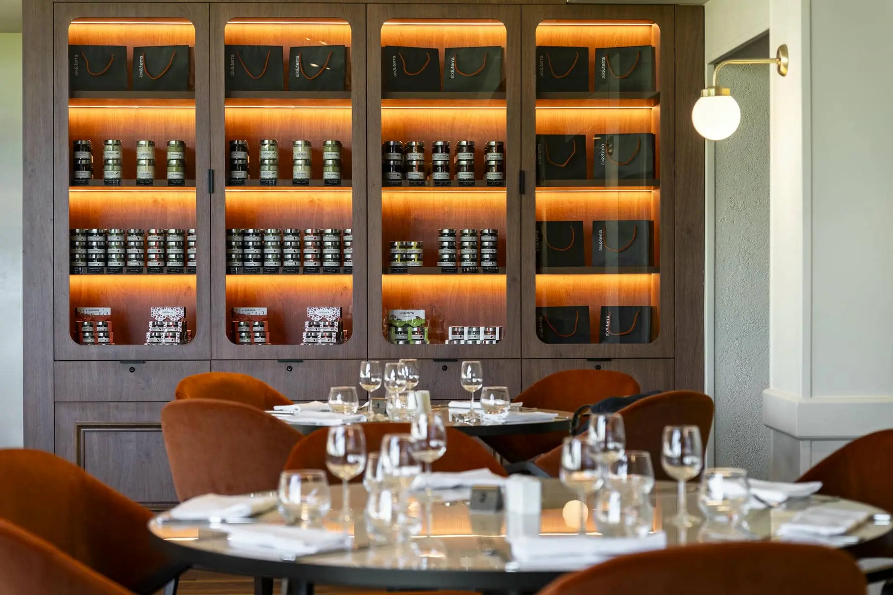 une vitrine avec un grand nombre de bocaux et de bouteilles, dont une portant l'inscription " a "