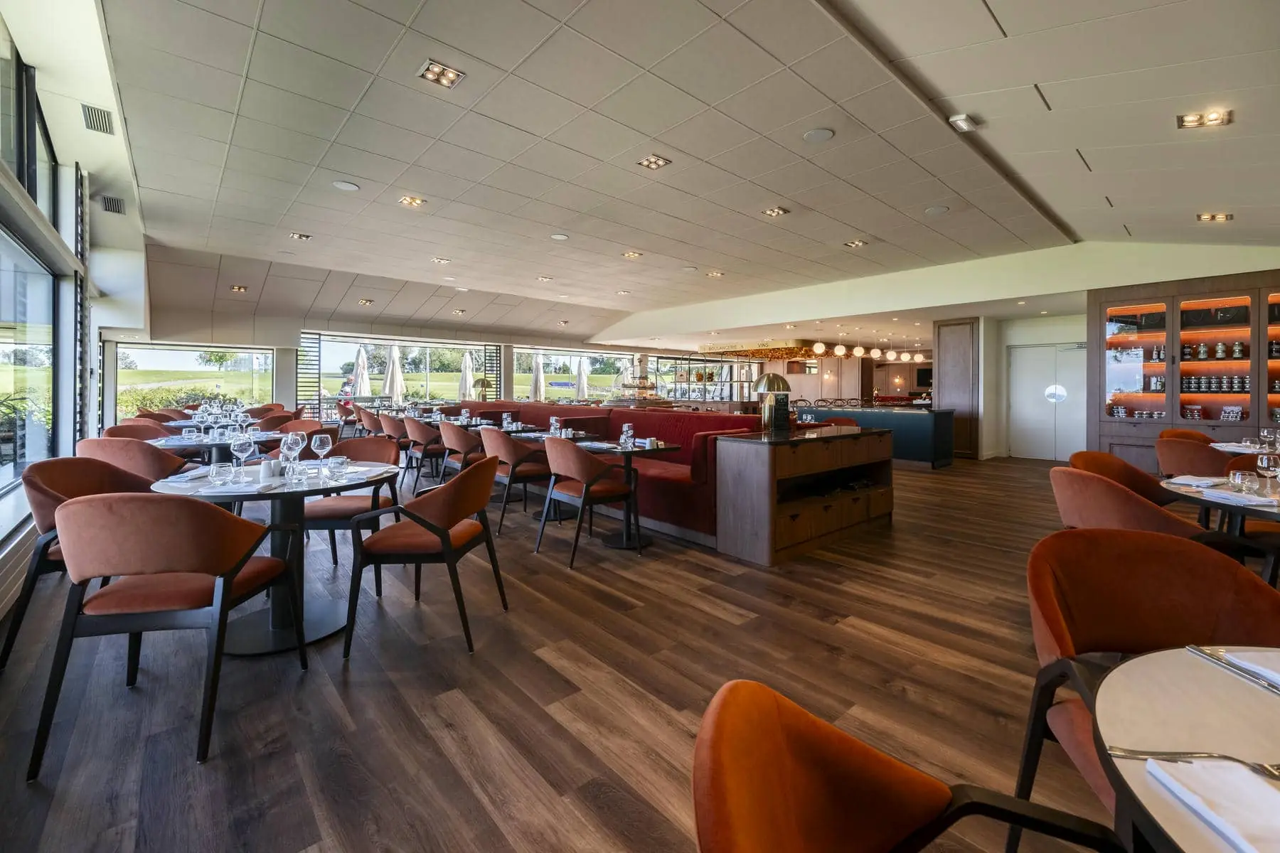 un restaurant avec beaucoup de tables et de chaises