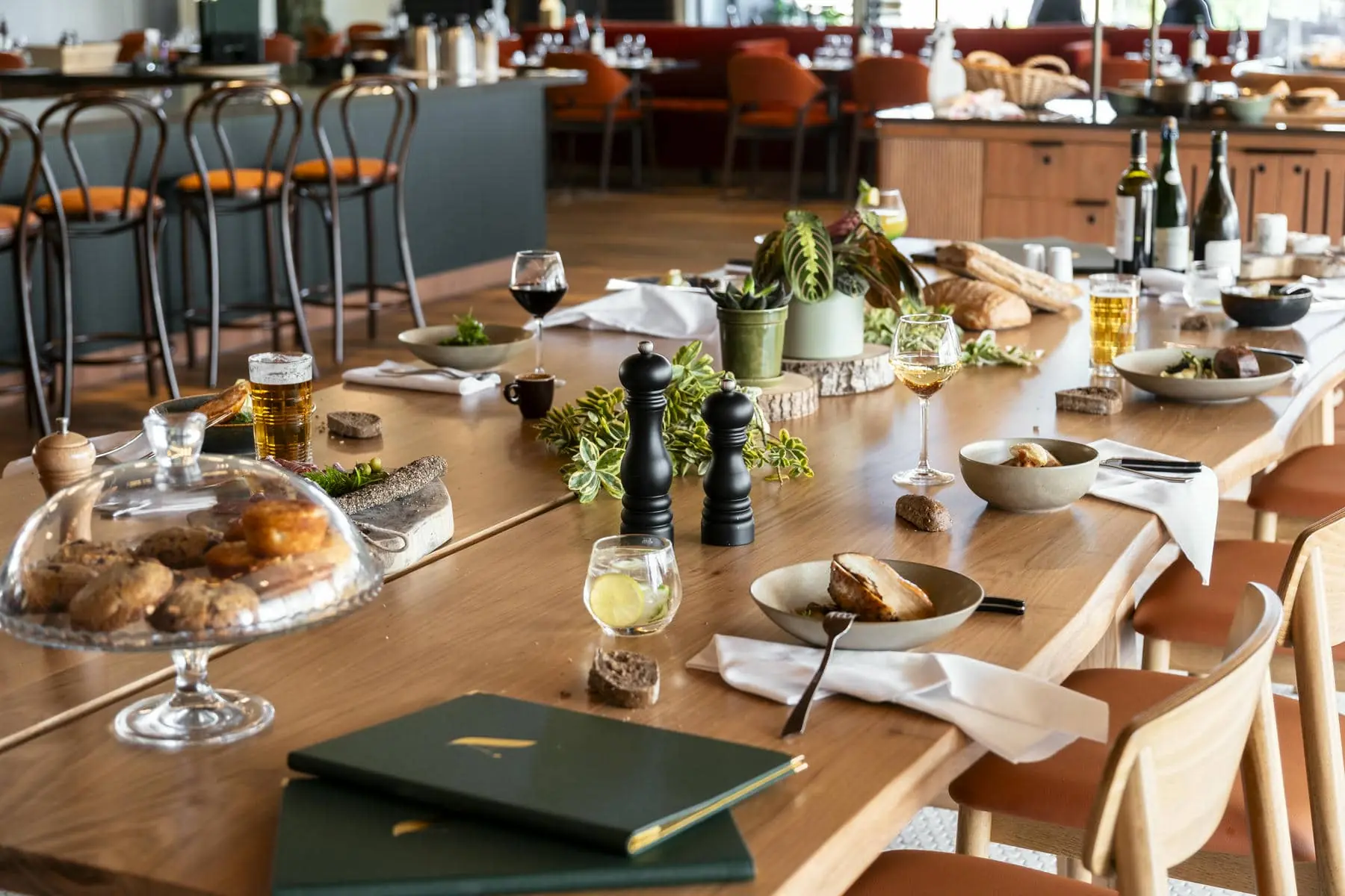 une longue table en bois avec un menu