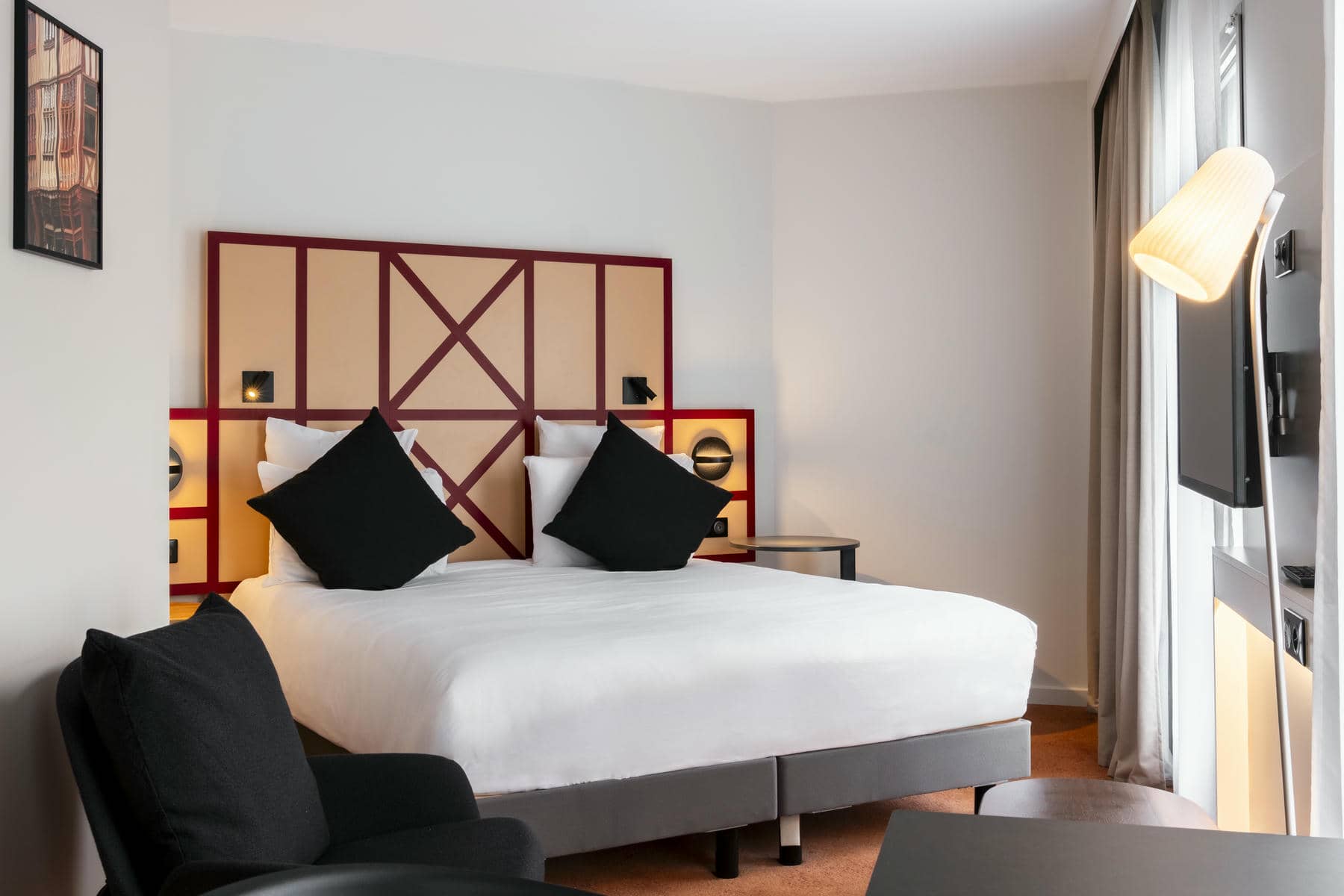 une chambre d'hôtel avec un lit et une chaise