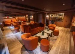 un salon avec un canapé, des chaises et des tables