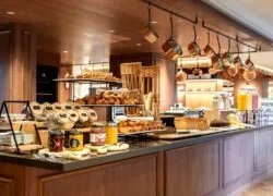 le mot fromagerie figure sur l'enseigne au-dessus du comptoir