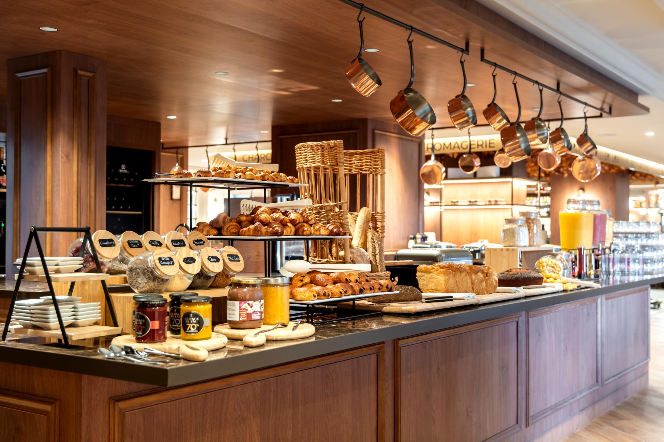 le mot fromagerie figure sur l'enseigne au-dessus du comptoir