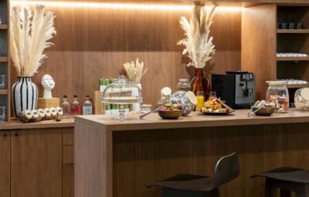 un comptoir sur lequel se trouve un bocal de bonbons