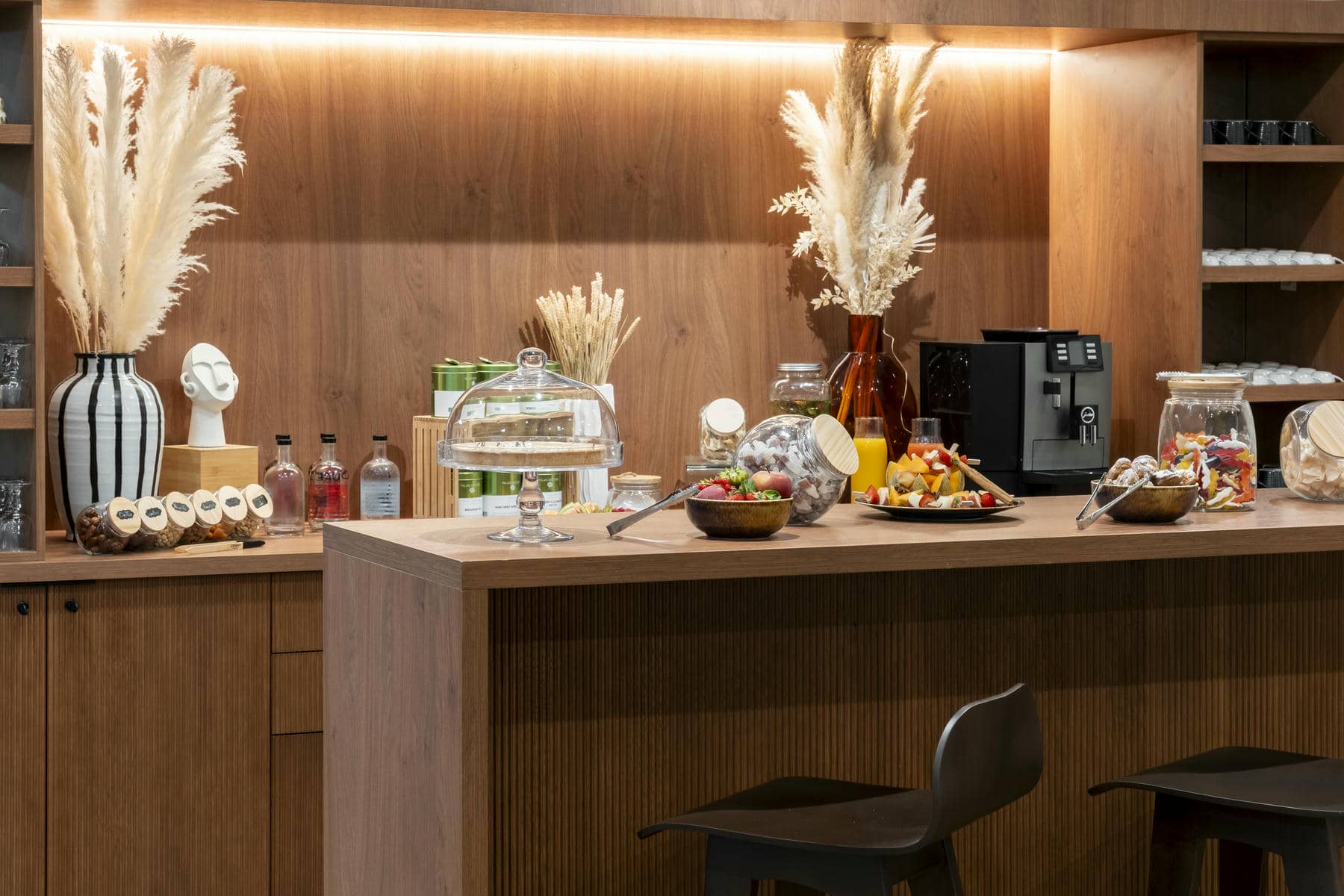 un comptoir sur lequel se trouve un bocal de bonbons