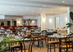 un restaurant avec beaucoup de tables et de chaises