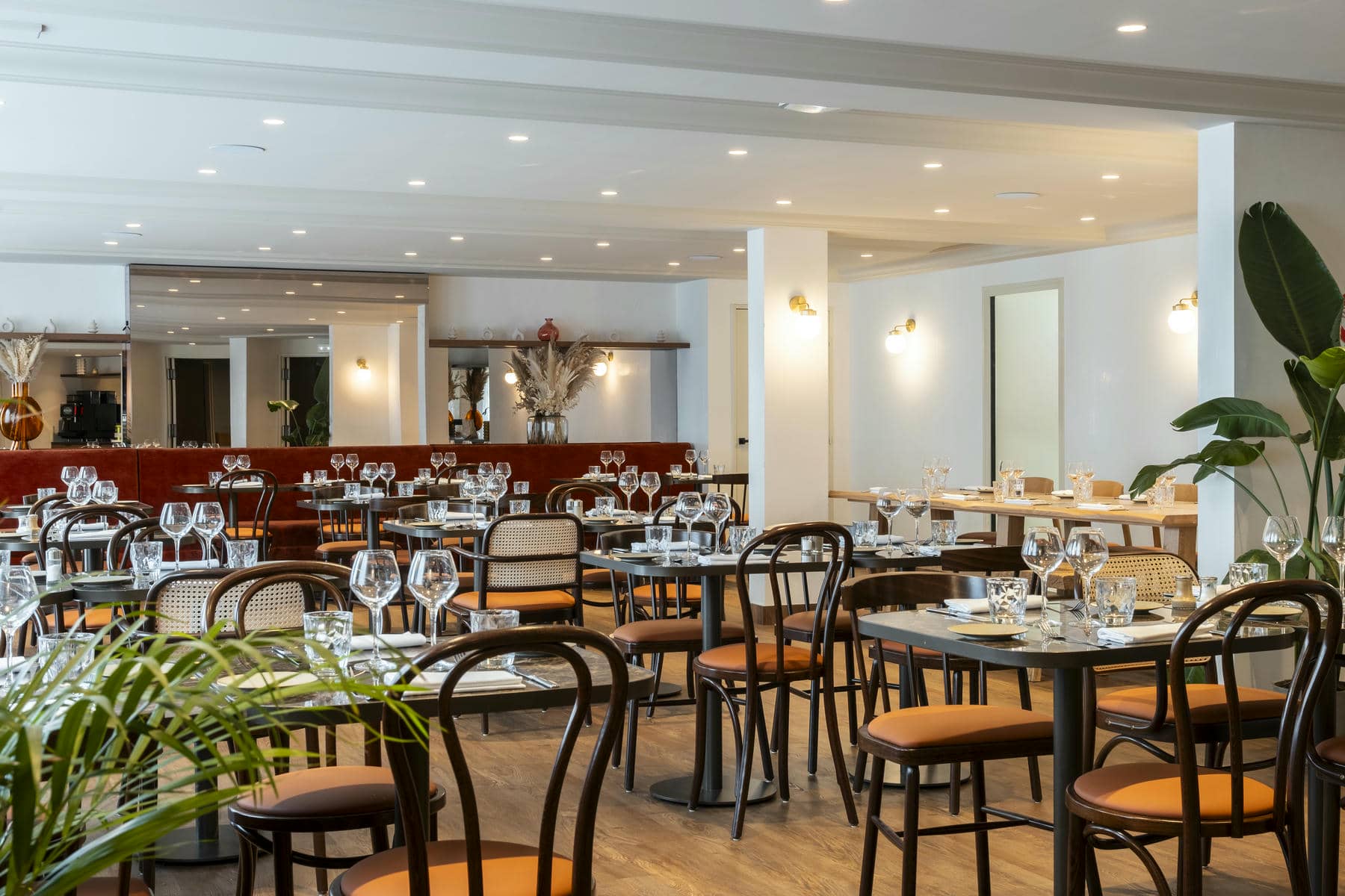 un restaurant avec beaucoup de tables et de chaises