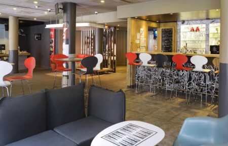 un restaurant avec tables et chaises et un bar