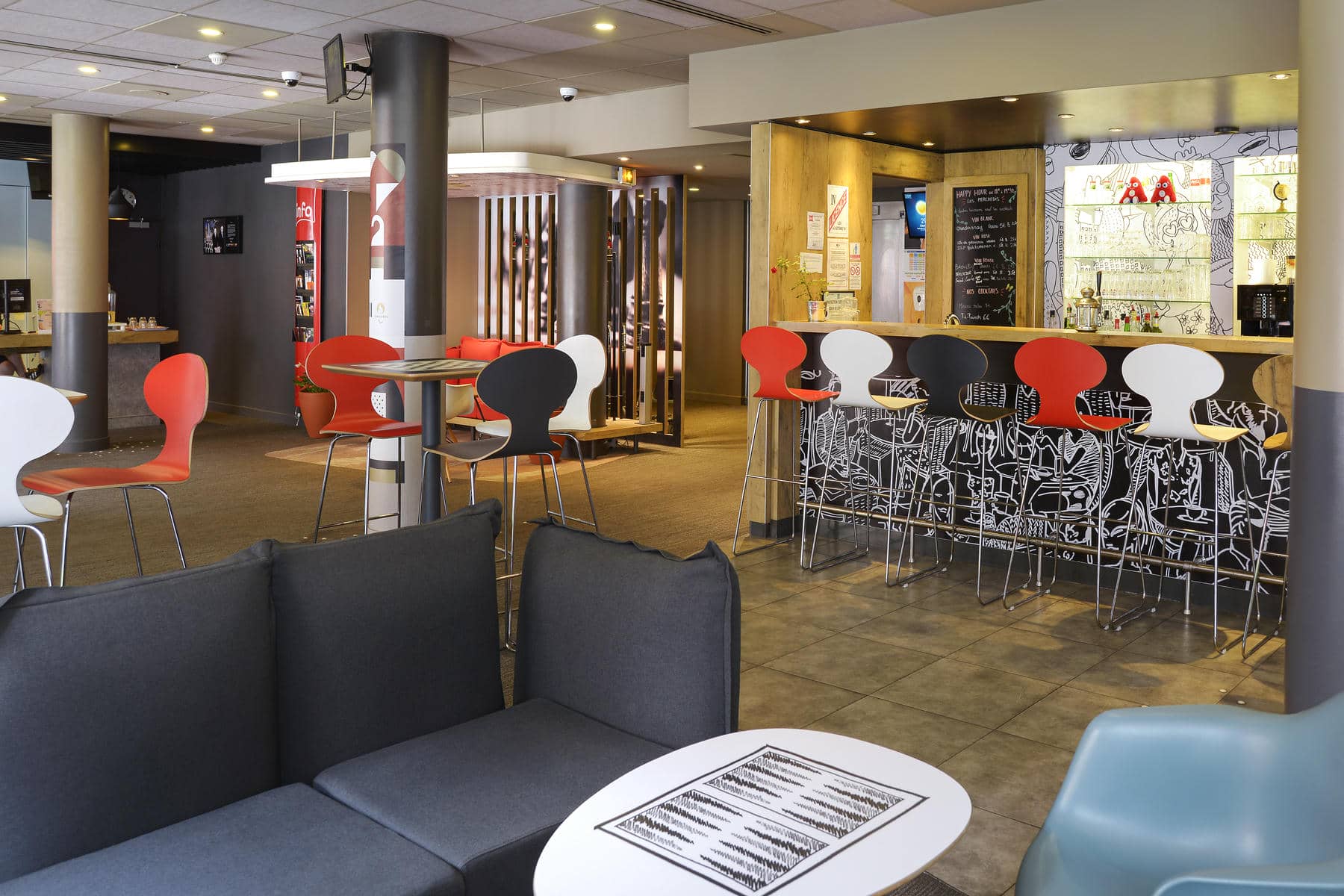 un restaurant avec tables et chaises et un bar