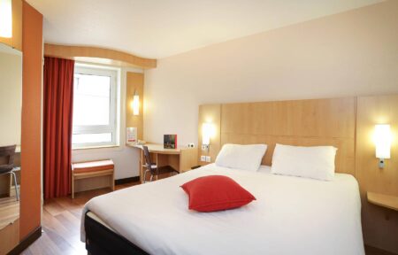 une chambre d'hôtel avec un lit et un bureau