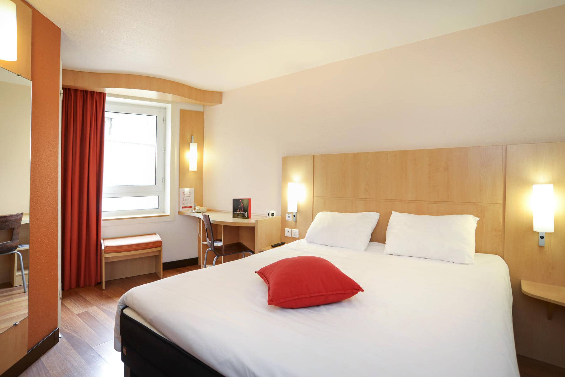 une chambre d'hôtel avec un lit et un bureau