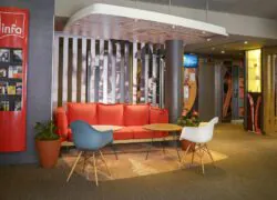 un panneau rouge portant le mot info