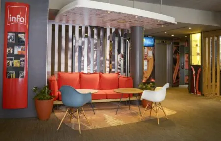 un panneau rouge portant le mot info