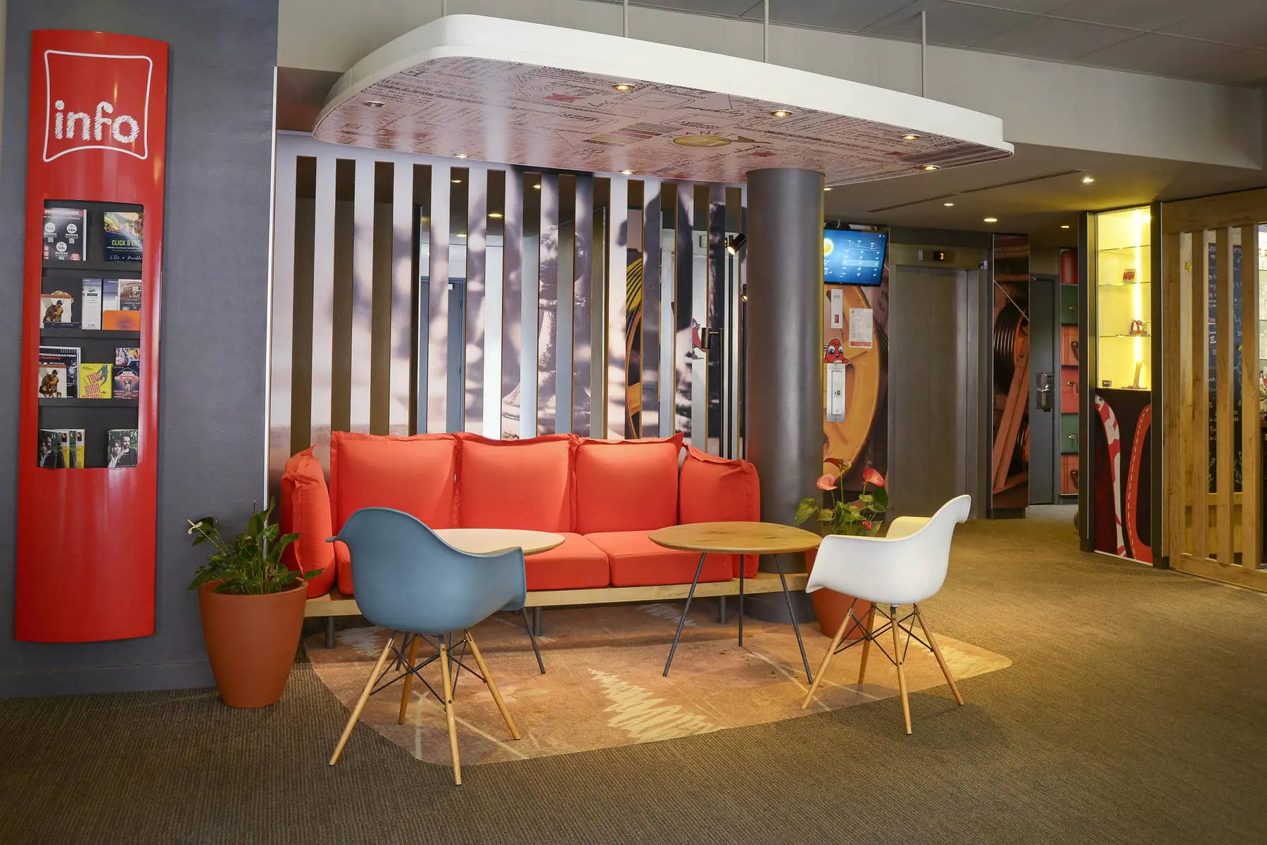 un panneau rouge portant le mot info