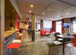 un restaurant dont l'enseigne indique ibis kids