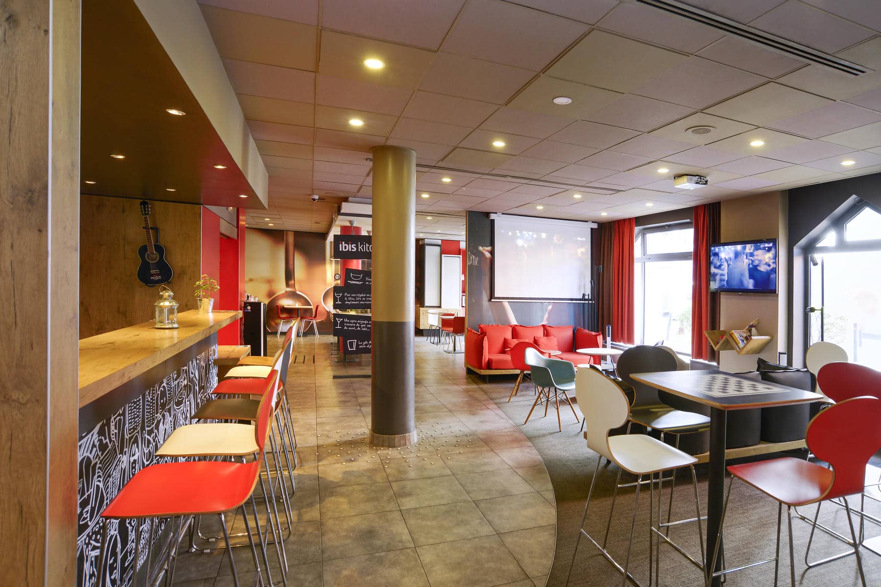 un restaurant dont l'enseigne indique ibis kids