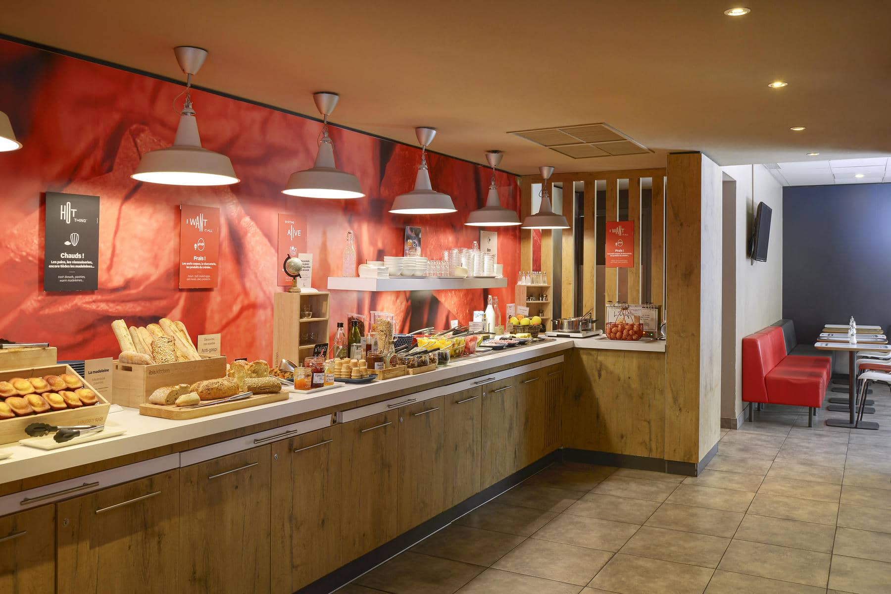 une zone de buffet avec un panneau portant l'inscription "classiques"