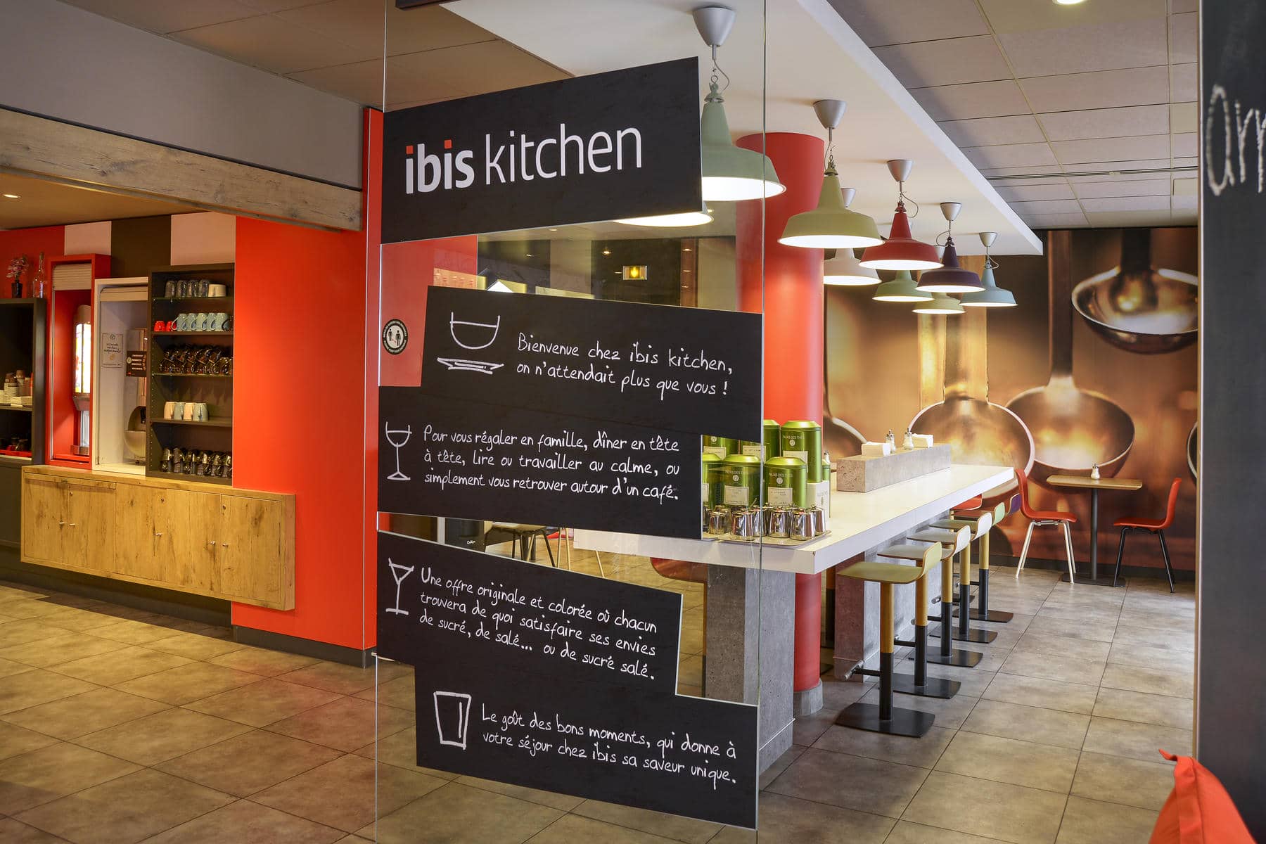 un restaurant dont l'enseigne indique ibis kitchen