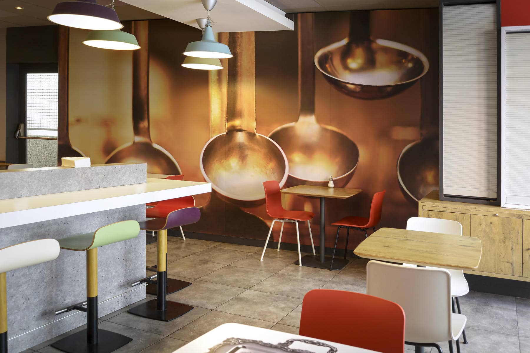 un restaurant dont le mur est orné d'une peinture murale représentant des louches