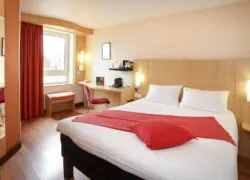 une chambre d'hôtel avec un lit et un bureau