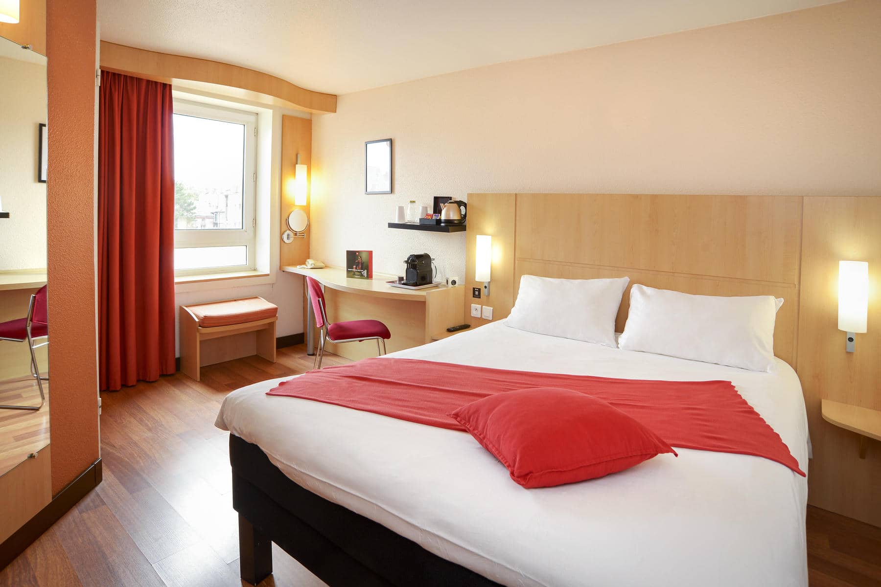 une chambre d'hôtel avec un lit et un bureau