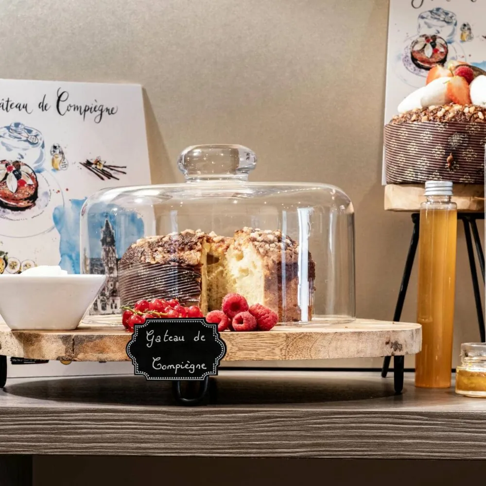 un présentoir à gâteaux avec un panneau indiquant gateau de campagne