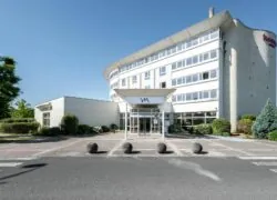 un grand bâtiment blanc portant le mot radisson