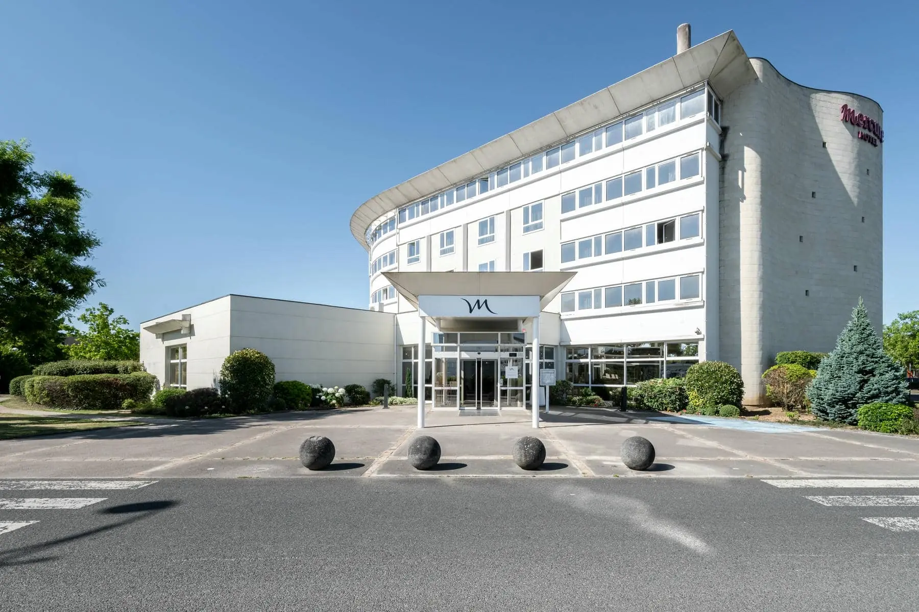 un grand bâtiment blanc portant le mot radisson