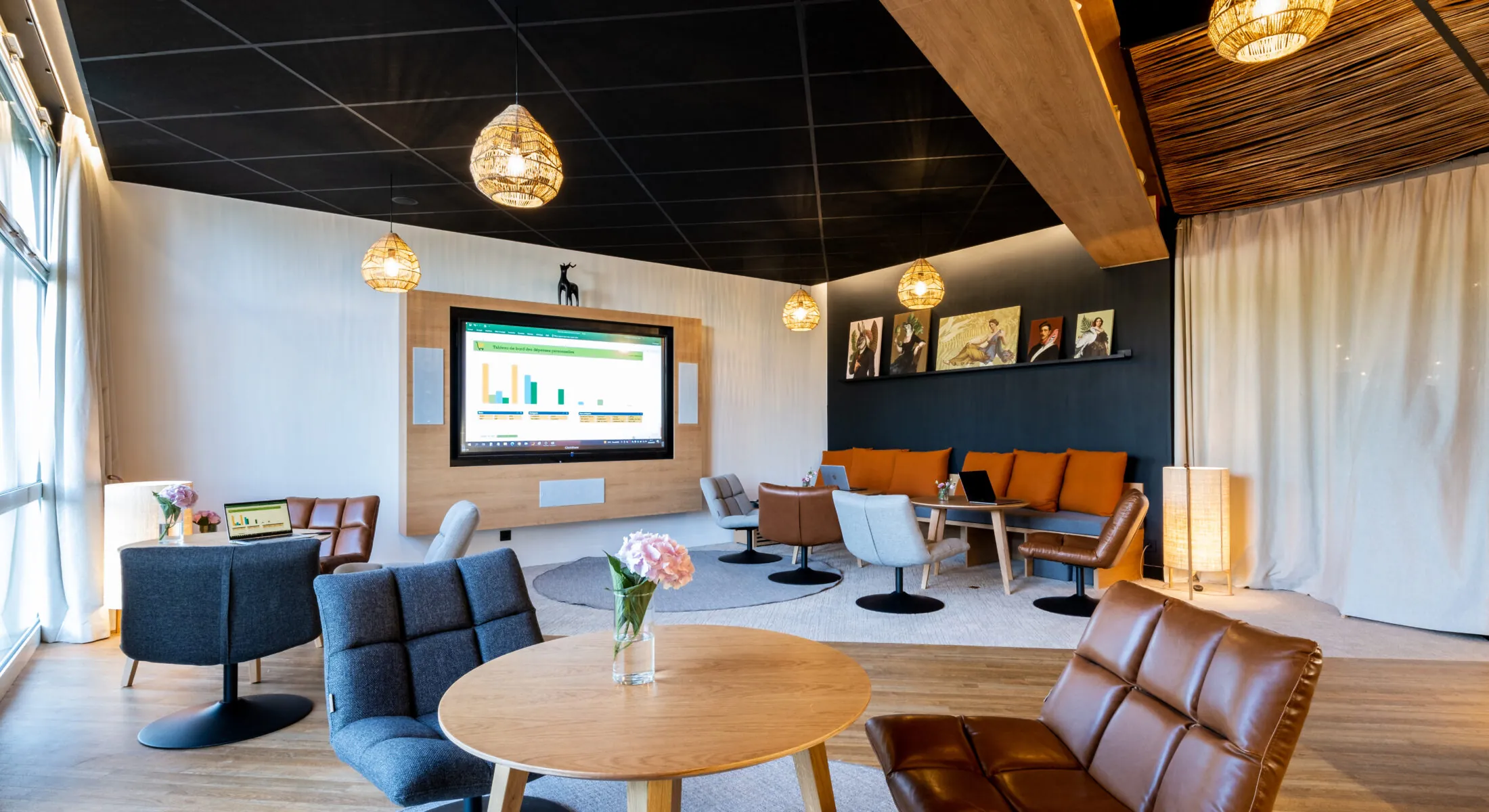 une salle avec un écran de projection au mur