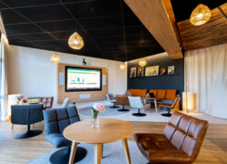 une salle avec un écran de projection au mur