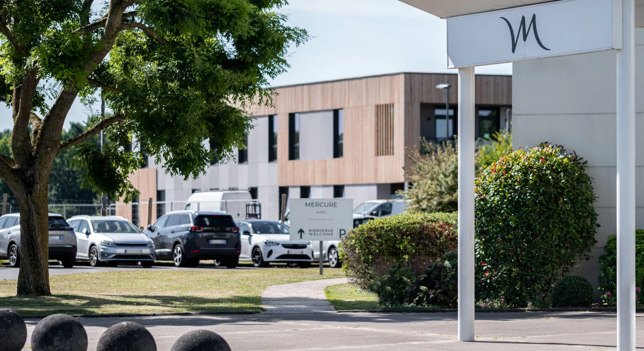 un bâtiment blanc avec un panneau portant l'inscription mercure