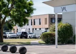 un bâtiment blanc avec un panneau portant l'inscription mercure