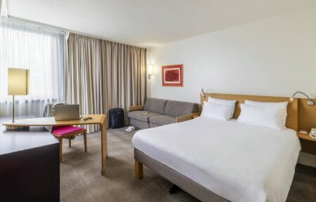 une chambre d'hôtel avec un lit, un bureau et un canapé