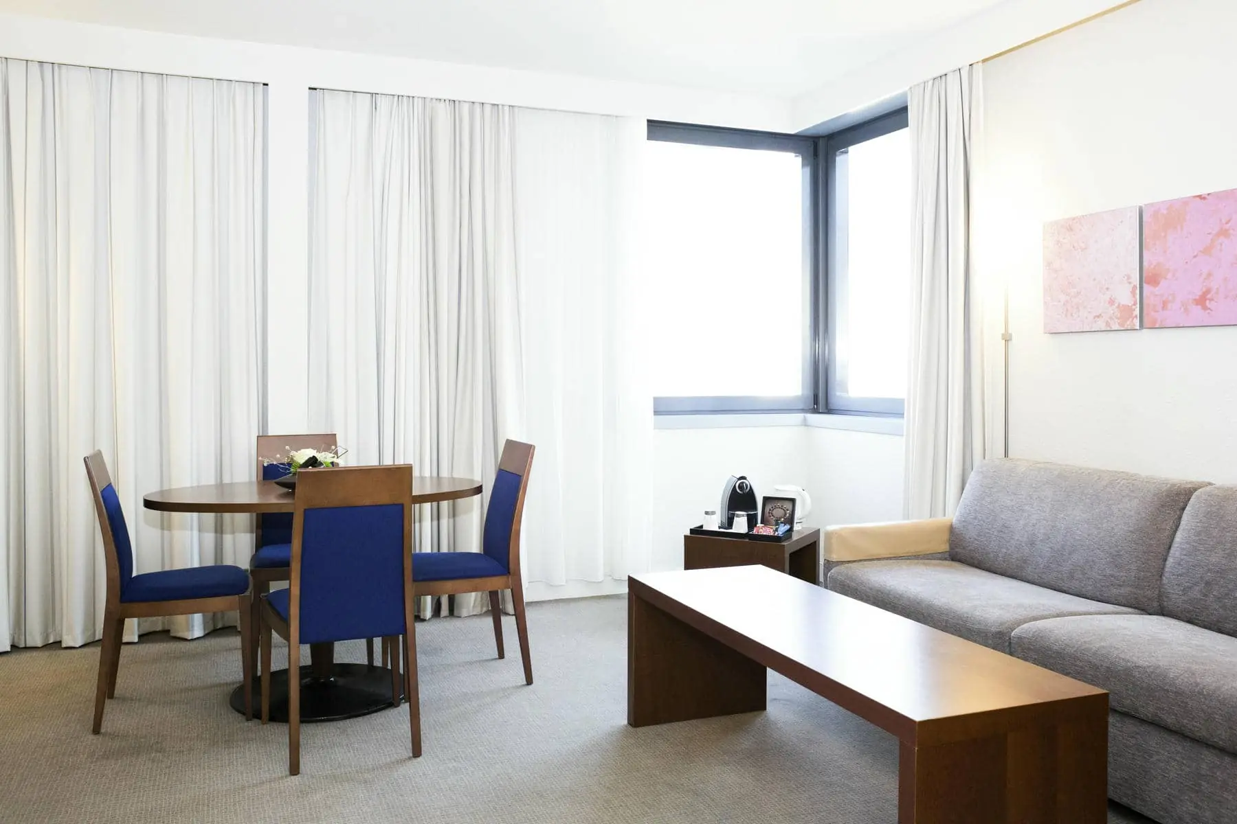 un salon avec un canapé, une table et des chaises