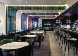 un restaurant avec tables et chaises et un bar