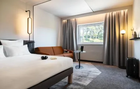 une chambre d'hôtel avec un lit et un canapé