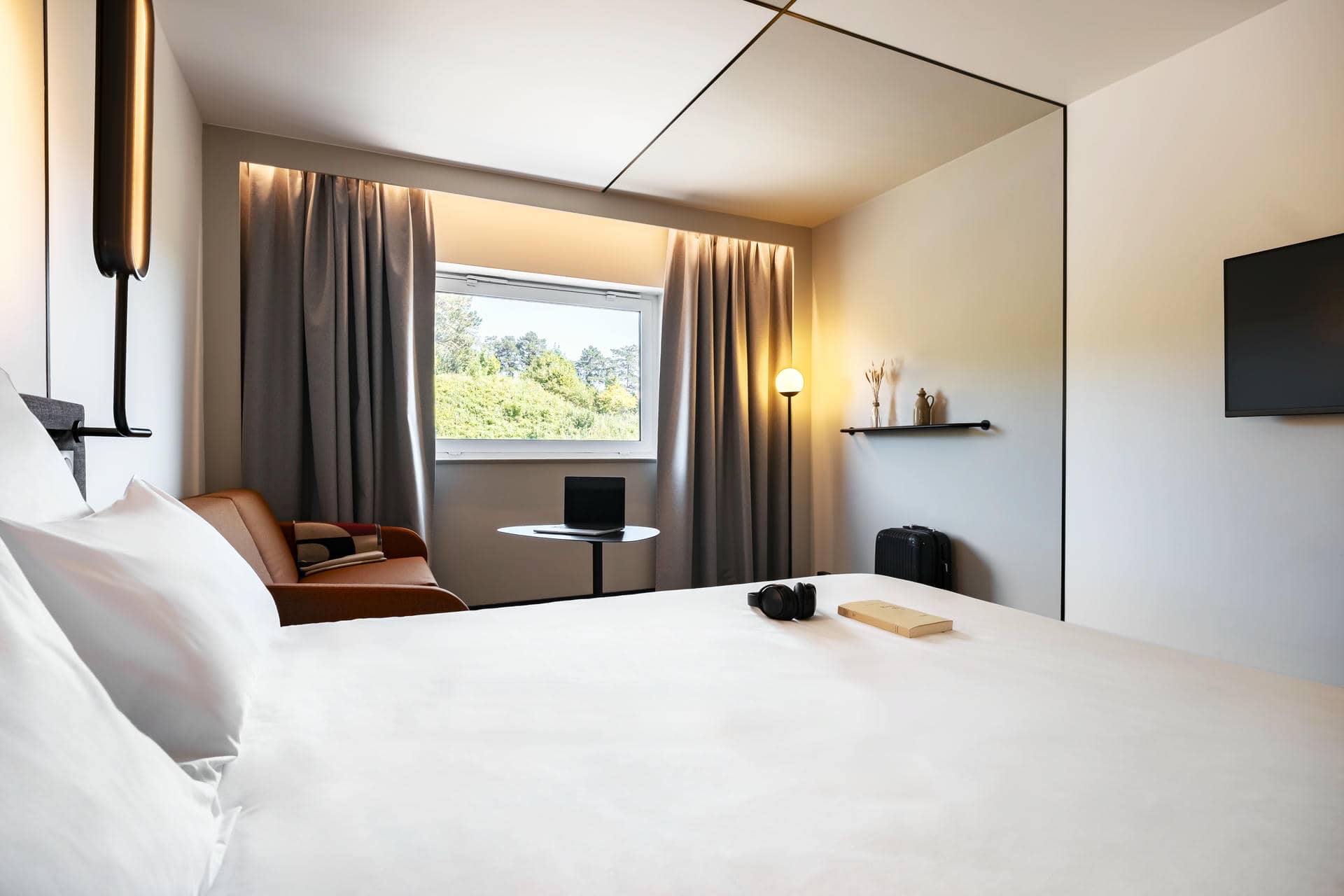 une chambre d'hôtel avec un lit et un canapé