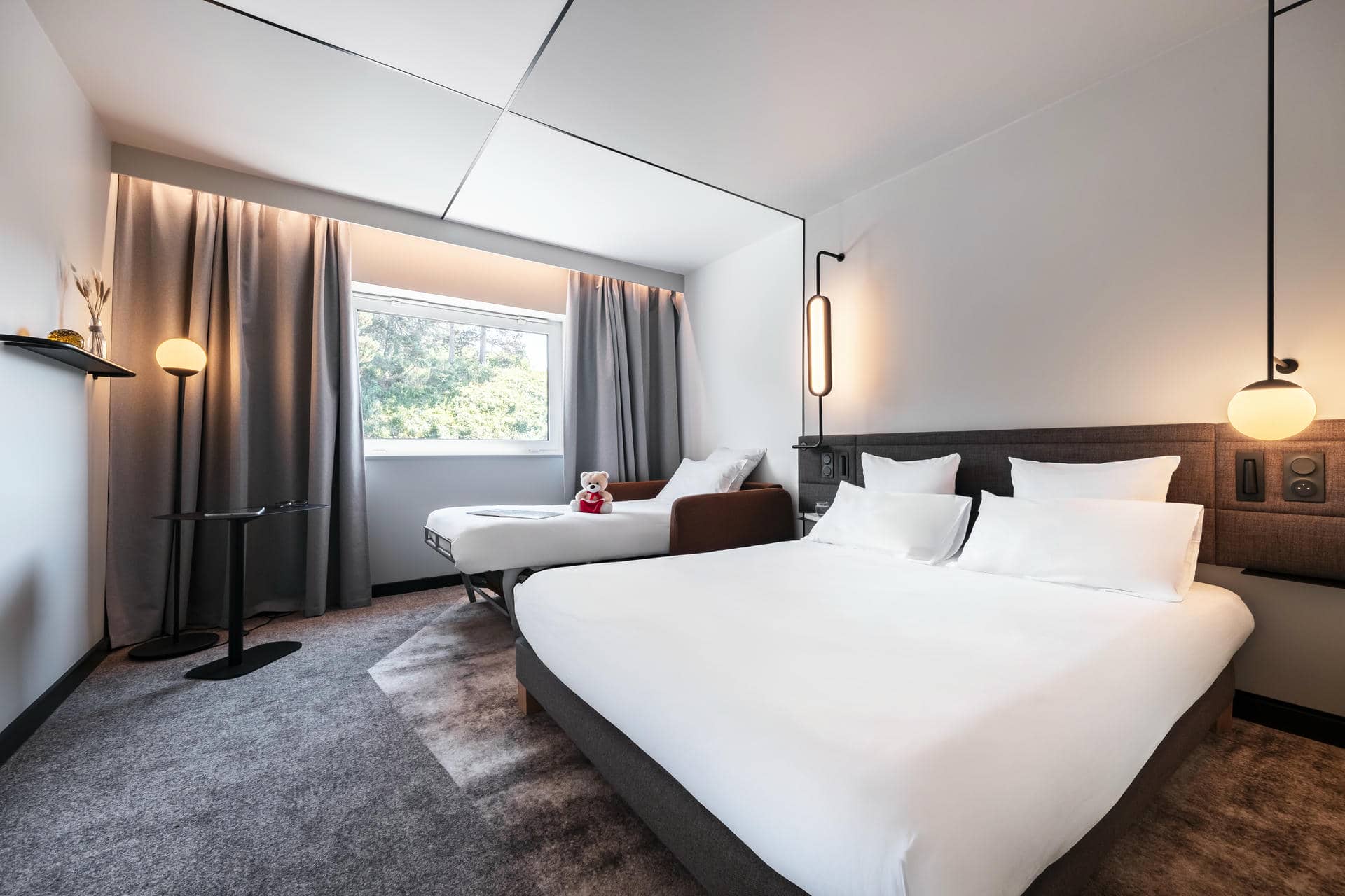 une chambre d'hôtel avec un lit et un canapé