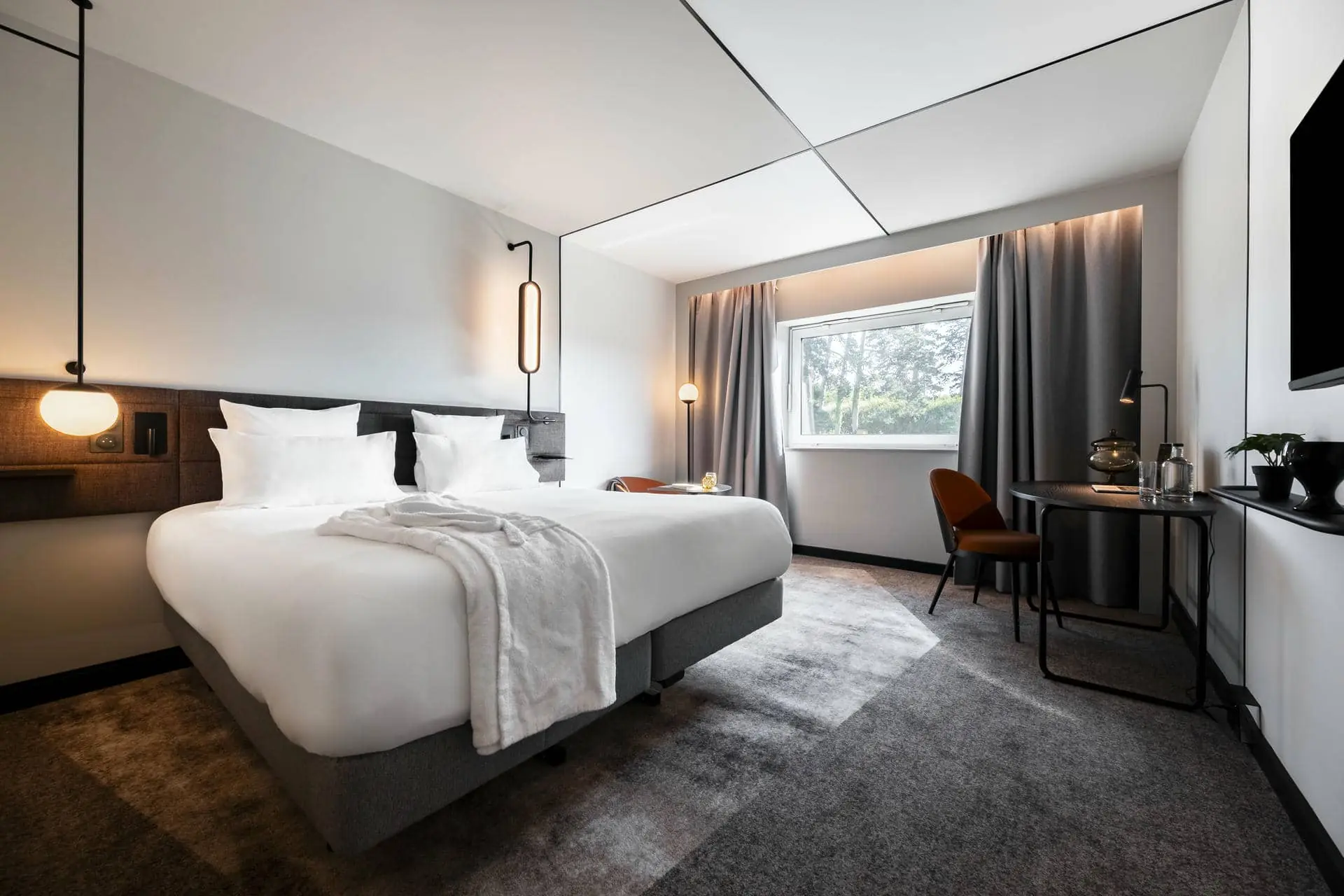 une chambre d'hôtel avec un grand lit et un bureau