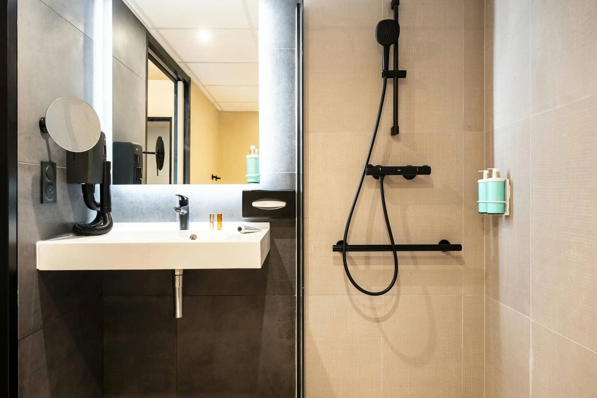 une salle de bain avec un lavabo, un miroir et une douche