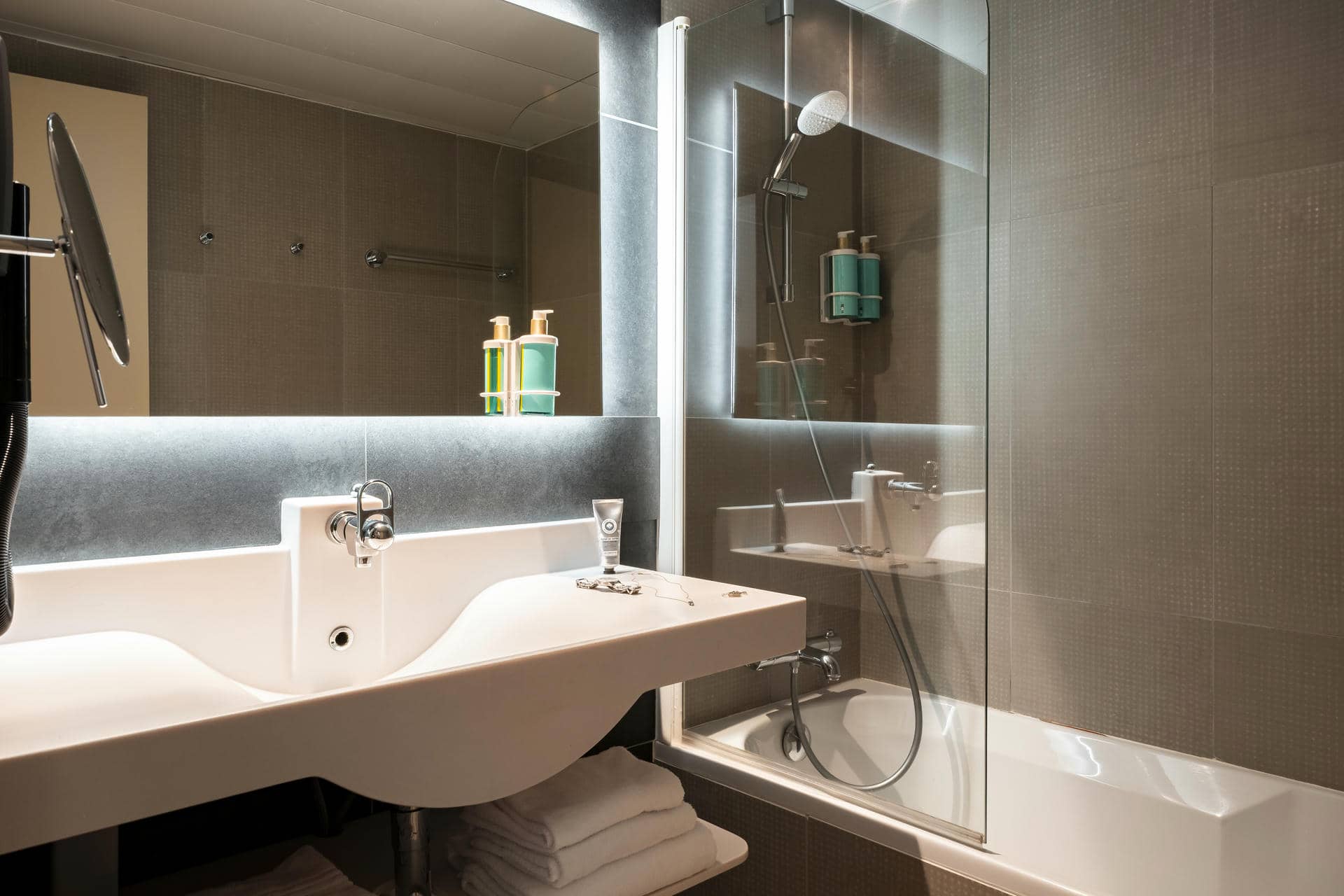 une salle de bain avec un lavabo et une baignoire