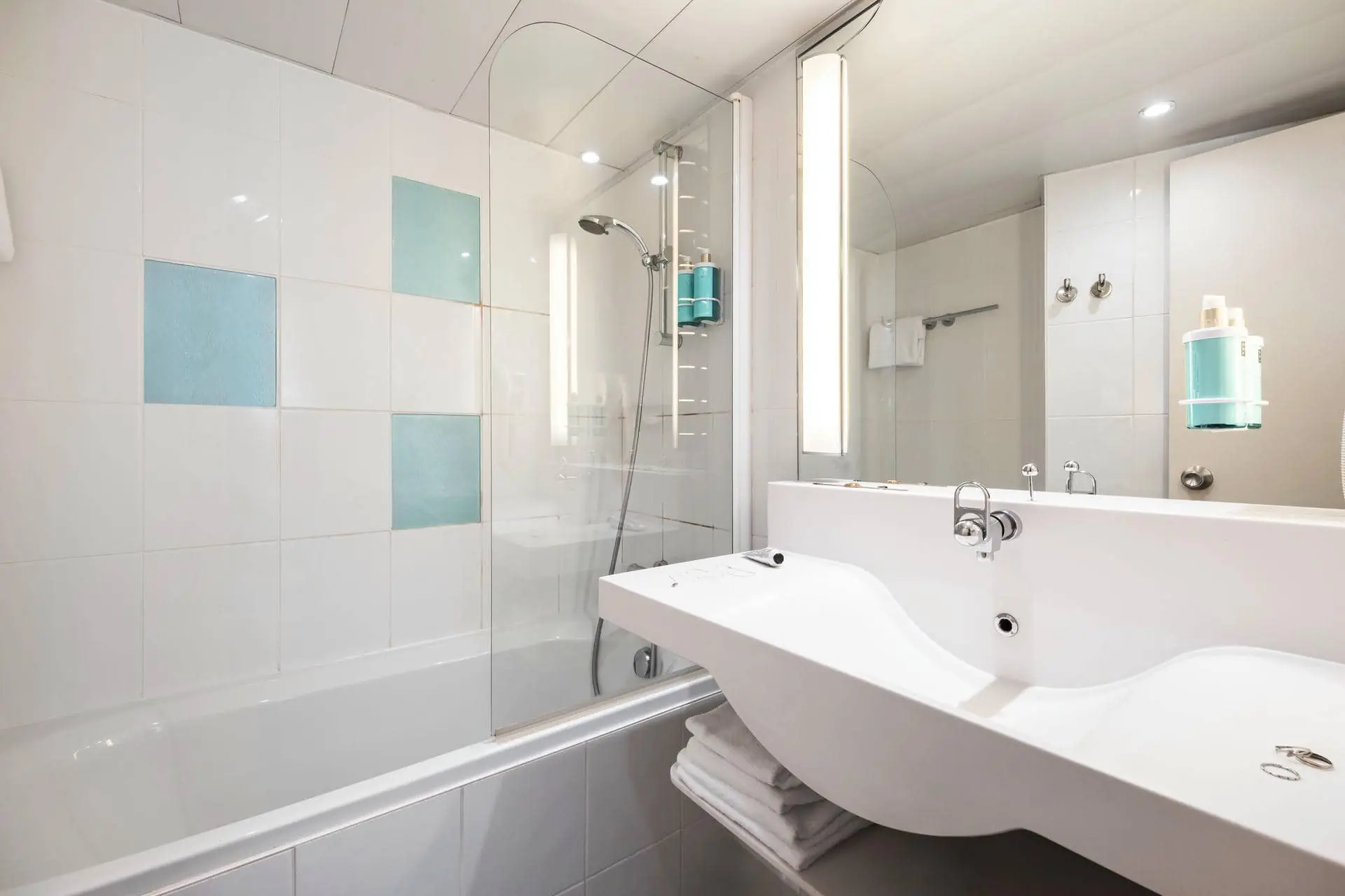 une salle de bain avec un lavabo et une baignoire