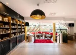 un magasin dont l'enseigne porte l'inscription "L'Occitane"