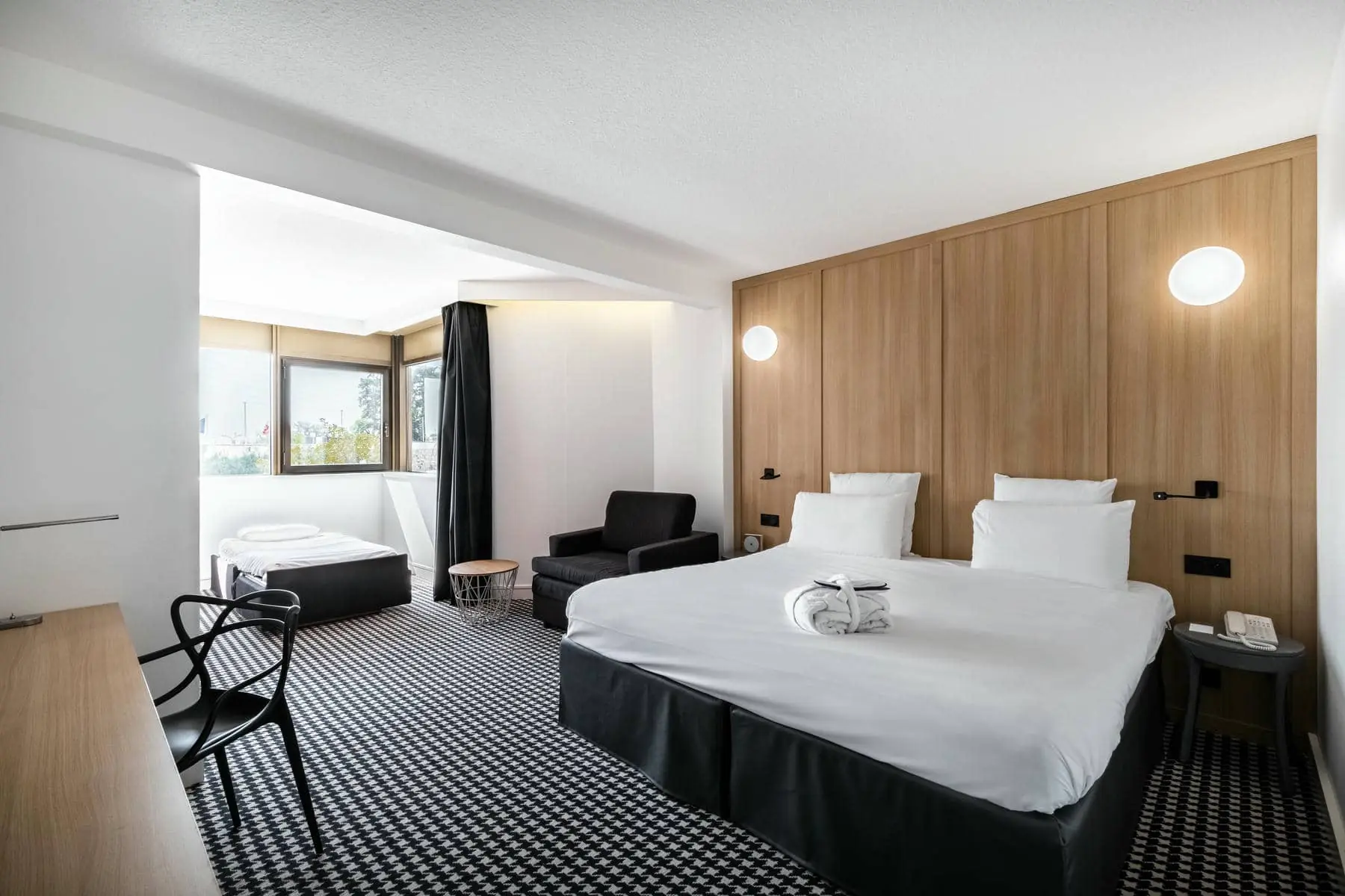 une chambre d'hôtel avec un lit, une chaise et un bureau
