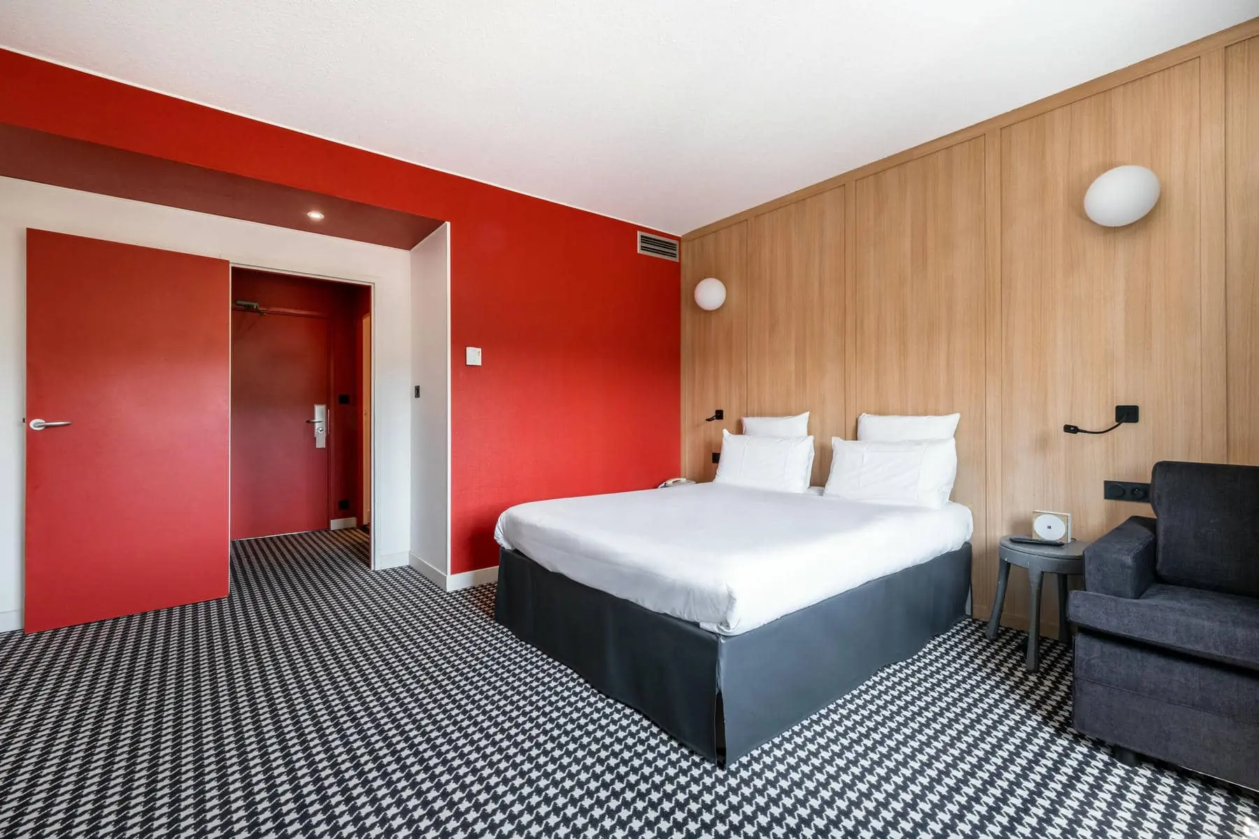 une chambre d'hôtel avec un lit et une chaise