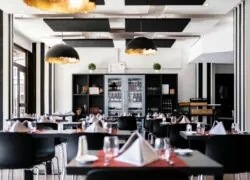 un restaurant avec des rayures noires et blanches sur les murs