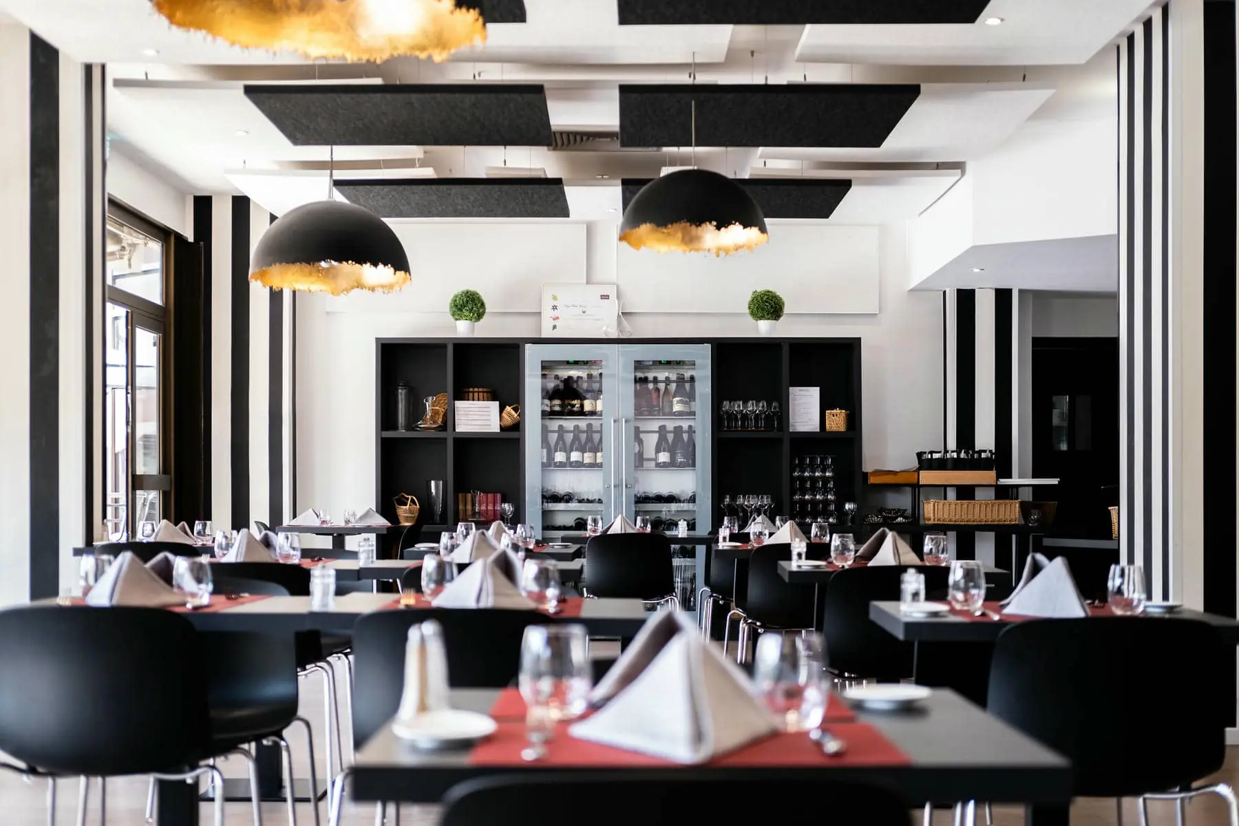 un restaurant avec des rayures noires et blanches sur les murs