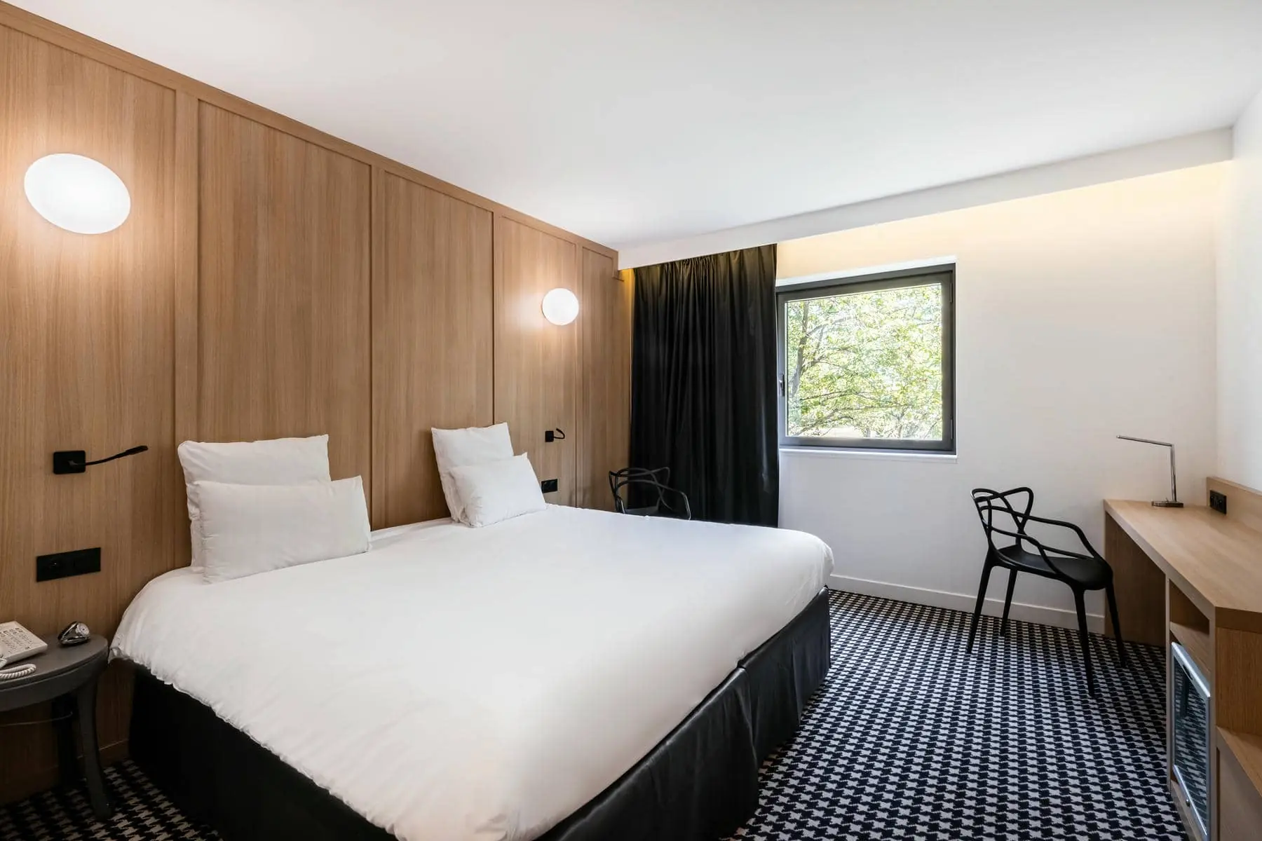 une chambre d'hôtel avec un lit et un bureau