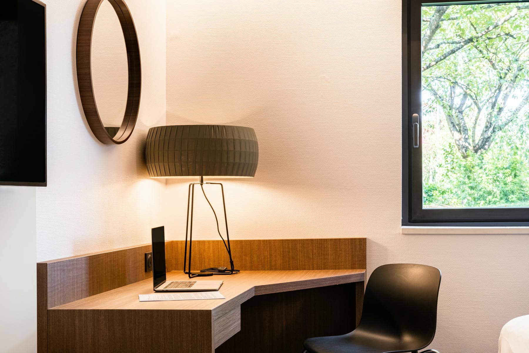 un bureau avec une lampe et un ordinateur portable dessus