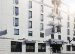 un bâtiment blanc avec un panneau indiquant novote